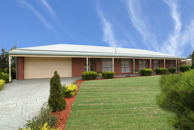 FAMILY LIVING AT ITS BEST! Picture 1