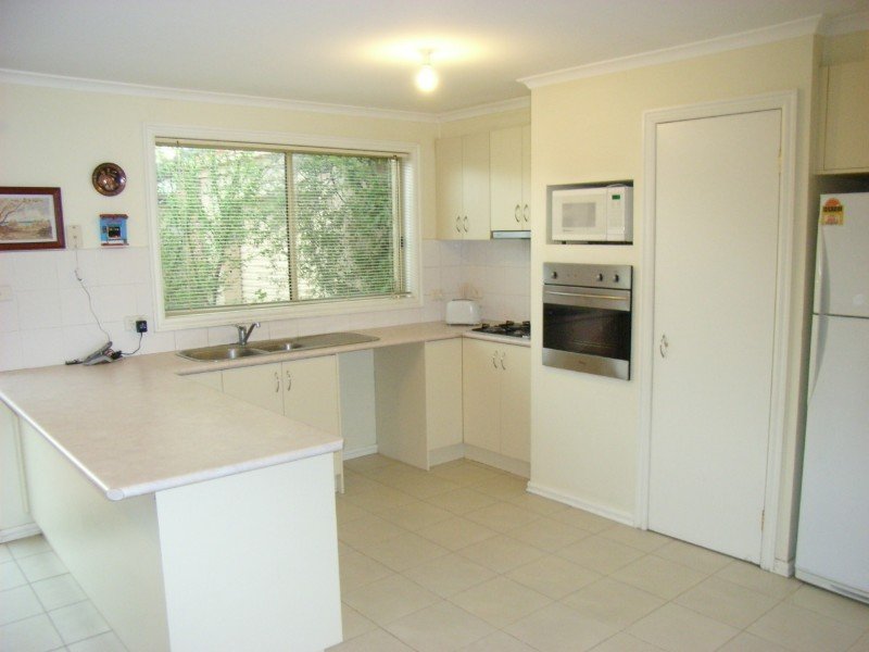 IMMACULATE HOME LOADED WITH APPEAL Picture 2