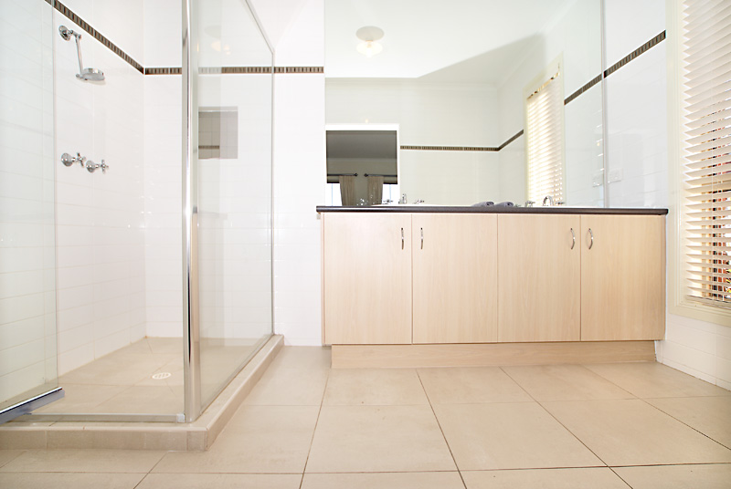 MOVE IN, RELAX & ENJOY... Picture 3