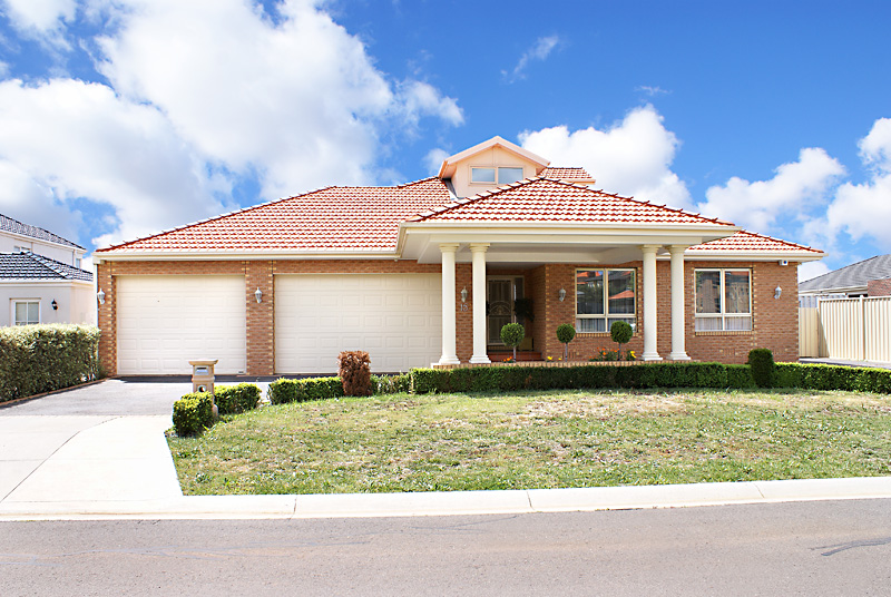 A MASTER BUILT HOME OF GRAND PROPORTIONS Picture 1