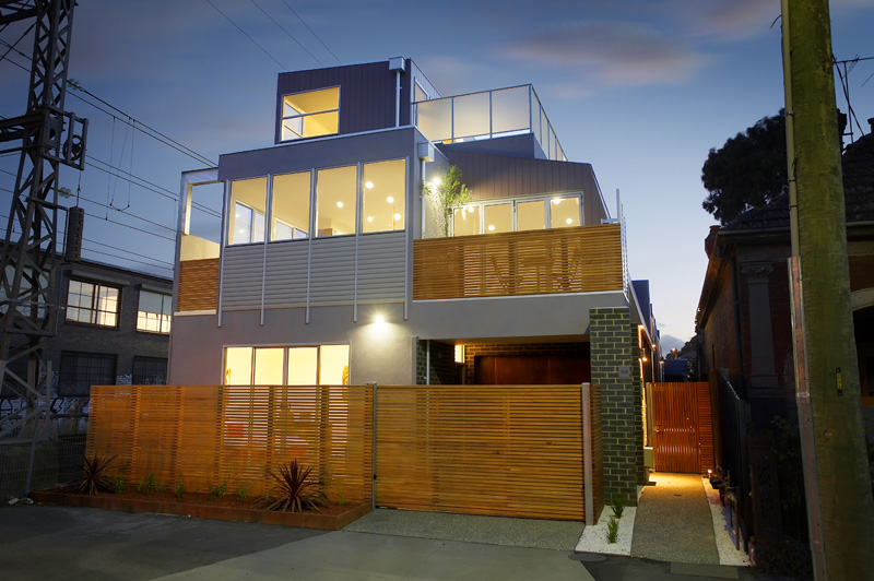 QUALITY AND STYLE ALL ON TWO LEVELS Picture 1