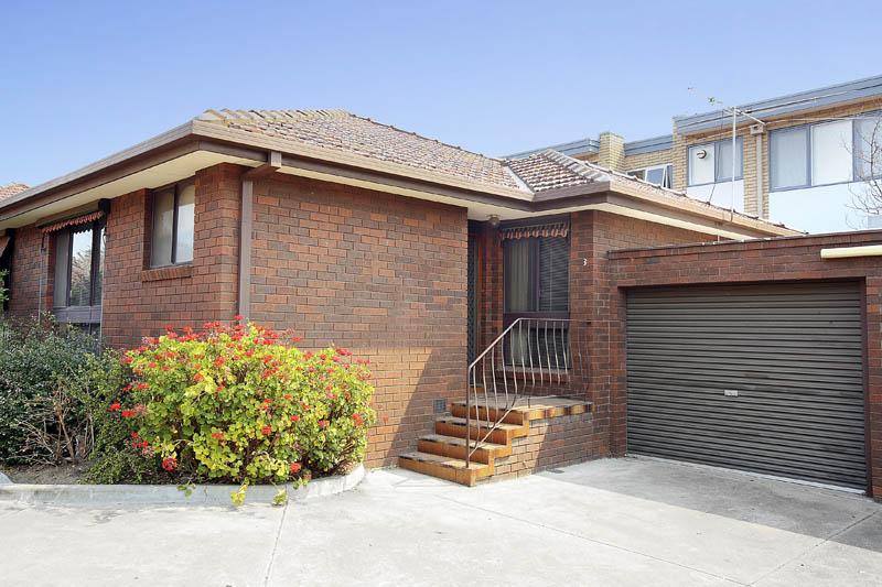 EASY LIVING IN POPULAR BRUNSWICK WEST Picture 1