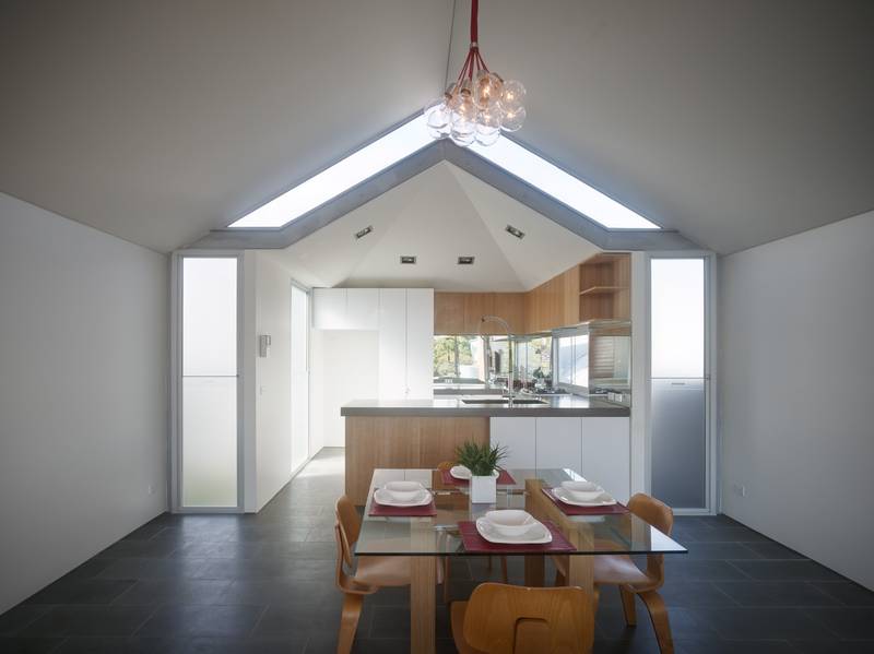 CLASSY ARCHITECTURALLY DESIGNED RESIDENCE!! Picture 2