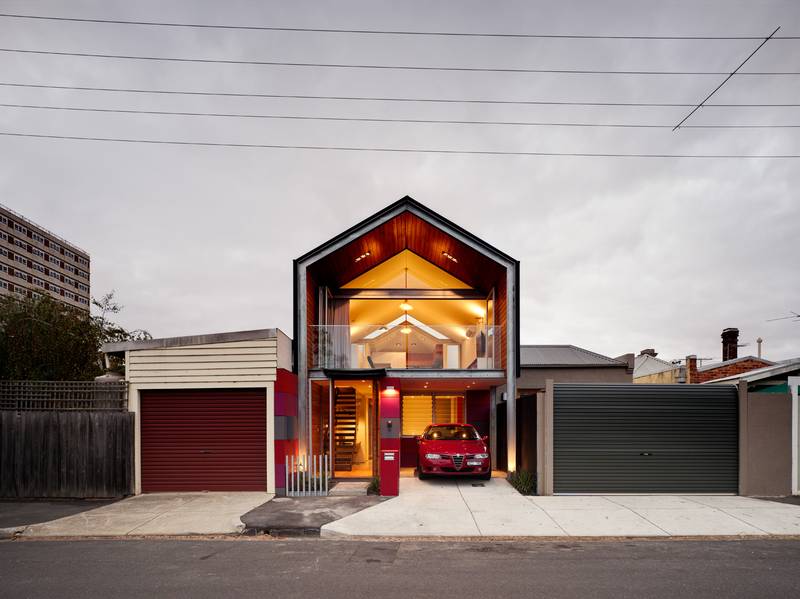 CLASSY ARCHITECTURALLY DESIGNED RESIDENCE!! Picture 1