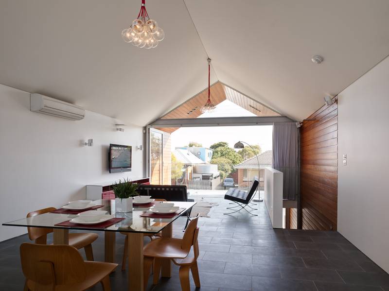CLASSY ARCHITECTURALLY DESIGNED RESIDENCE!! Picture 3