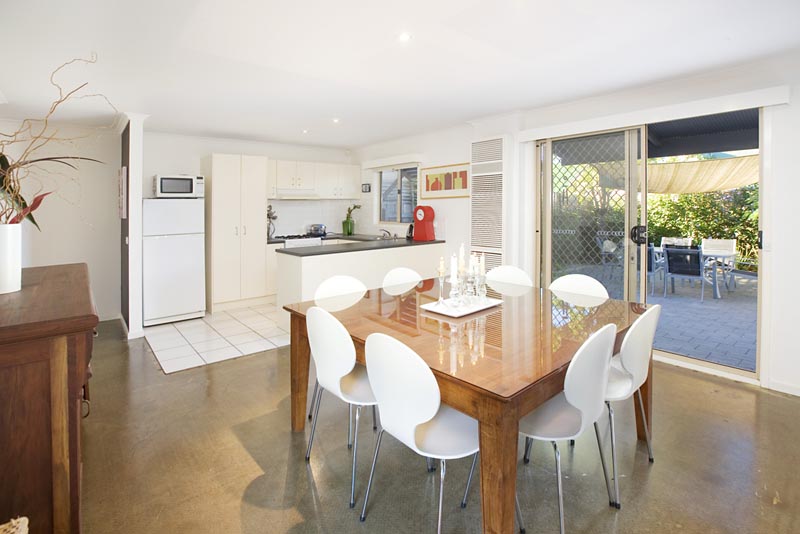 Immaculaley kept modern home offering the ultimate in comfort & style Picture 1