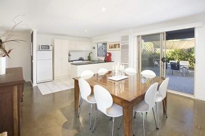 Immaculaley kept modern home offering the ultimate in comfort & style Picture Immaculaley kept modern home offering the ultimate in comfort & style Picture