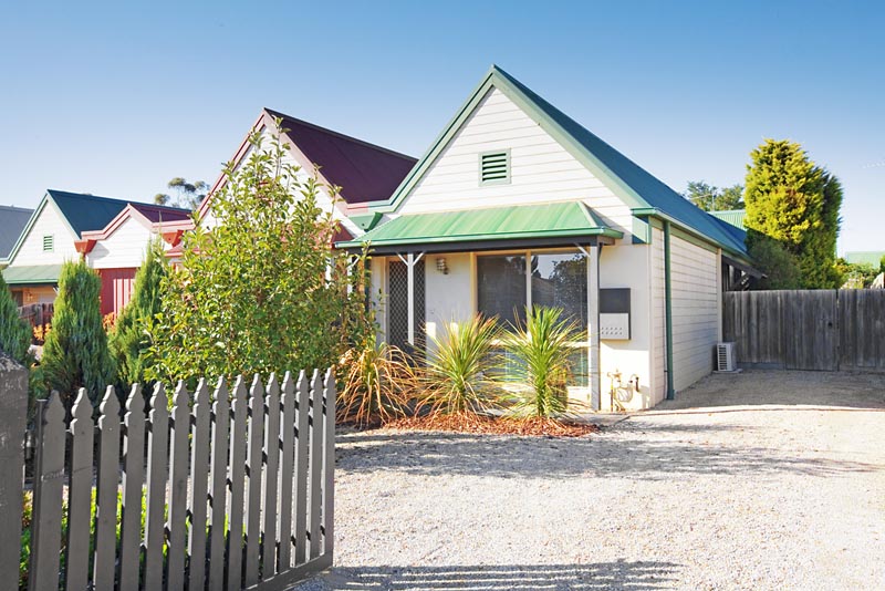 Immaculaley kept modern home offering the ultimate in comfort & style Picture Immaculaley kept modern home offering the ultimate in comfort & style Picture