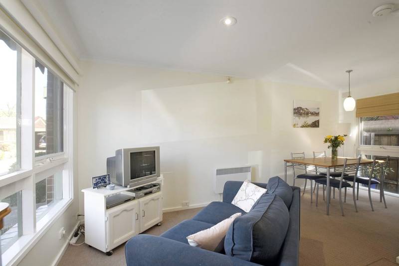 IMMACULATELY PRESENTED LOW MAINTENANCE UNIT Picture 2