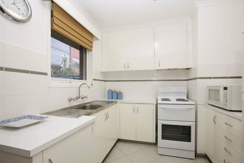 IMMACULATELY PRESENTED LOW MAINTENANCE UNIT Picture 3