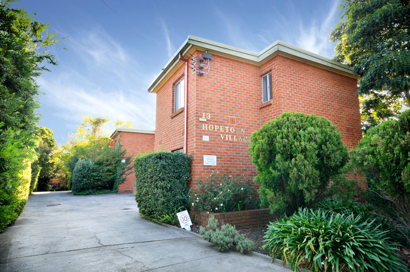 Low maintenance living, tucked away in a superb location Picture 1