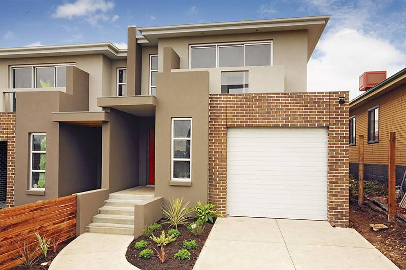 DISTINCTIVE ELEVATED TOWN RESIDENCE Picture 1