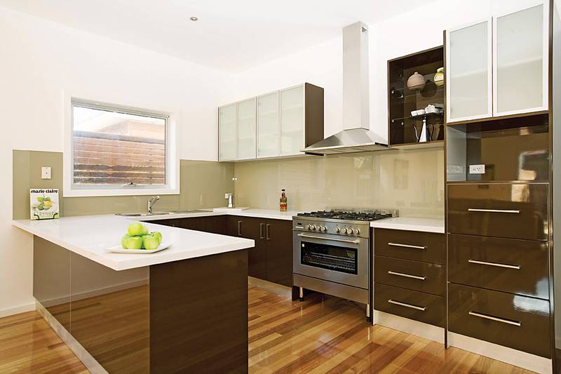 DISTINCTIVE ELEVATED TOWN RESIDENCE Picture 2