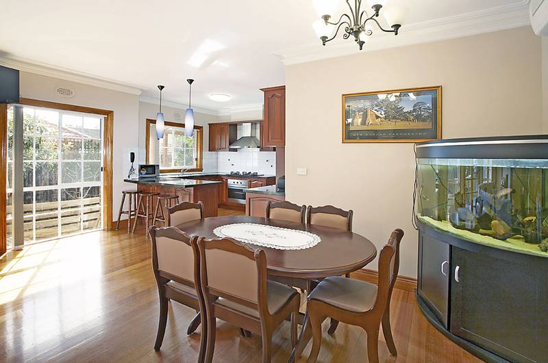 SUBSTANTIAL STYLISH, IDEALLY SITUATED Picture 3