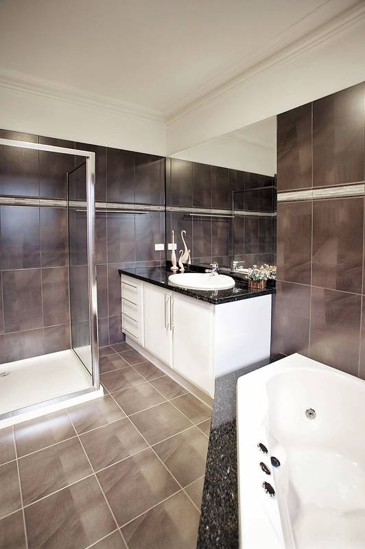 SUBSTANTIAL STYLISH, IDEALLY SITUATED Picture 2