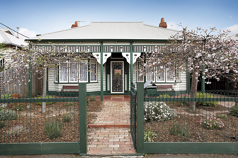 SPECTACULAR CITY SKY-LINE BACKDROP Picture 1