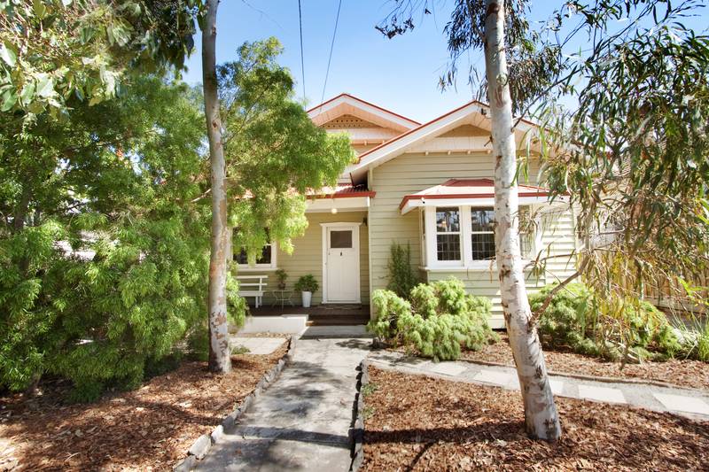 A BEAUTIFUL HOME LADEN WITH CHARACTER,LIGHT AND SPACE Picture 1