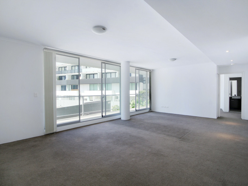 Spacious 2 bedroom apartment in Victoria Park! Picture 2