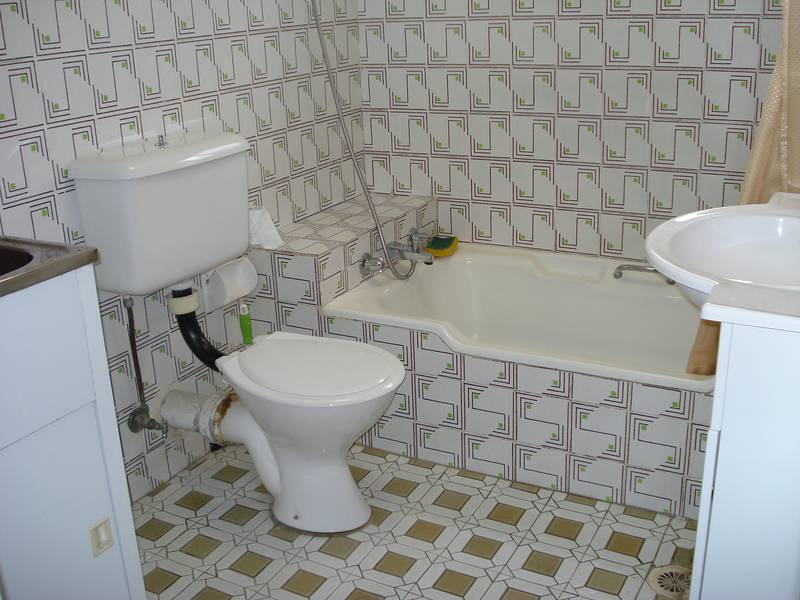 DEPOSIT TAKEN - 2 bedroom with parking only minutes to shopping centre! Picture