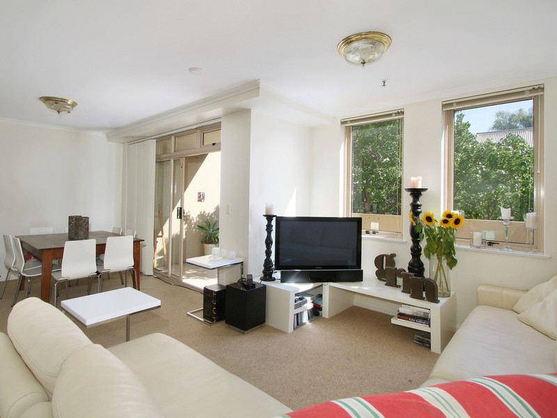 Unique townhouse style apartment in Crown Gardens. Picture 1