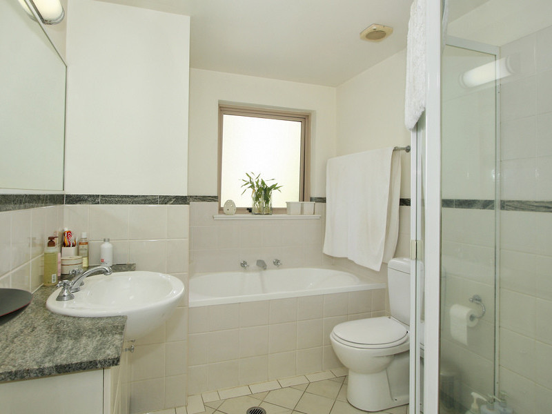 Unique townhouse style apartment in Crown Gardens. Picture 3