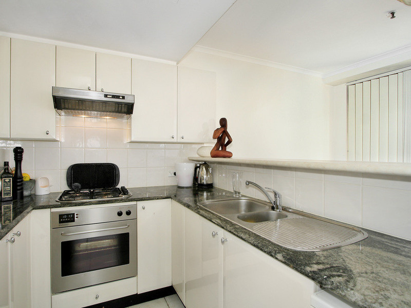 Unique townhouse style apartment in Crown Gardens. Picture 2