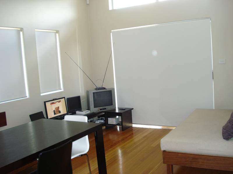 Modern One Bedroom Unit - Low Maintenance. Picture 2