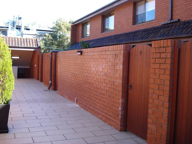 Unique townhouse style unit! Picture 1