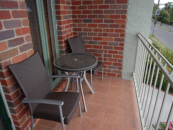 Luxurious Living with Panoramic City Views Picture 3