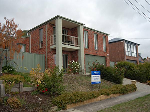 Luxurious Living with Panoramic City Views Picture 1