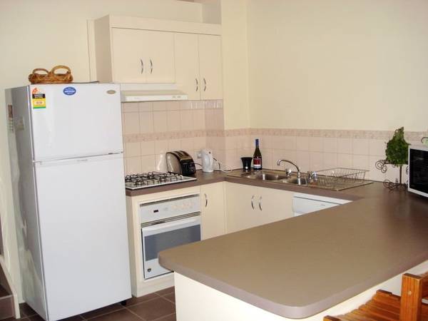 Central Townhouse, recently refurbished and with in walking distance to CBD, Shops and Railway Station Picture 3