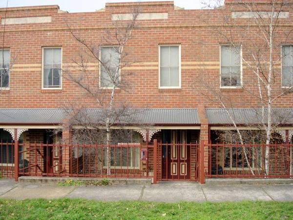 Central Townhouse, recently refurbished and with in walking distance to CBD, Shops and Railway Station Picture 1