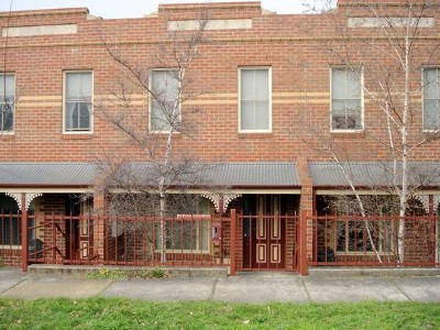 Central Townhouse, recently refurbished and with in walking distance to CBD, Shops and Railway Station Picture