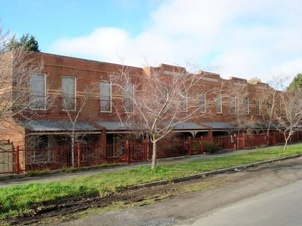 Central Townhouse, recently refurbished and with in walking distance to CBD, Shops and Railway Station Picture 2