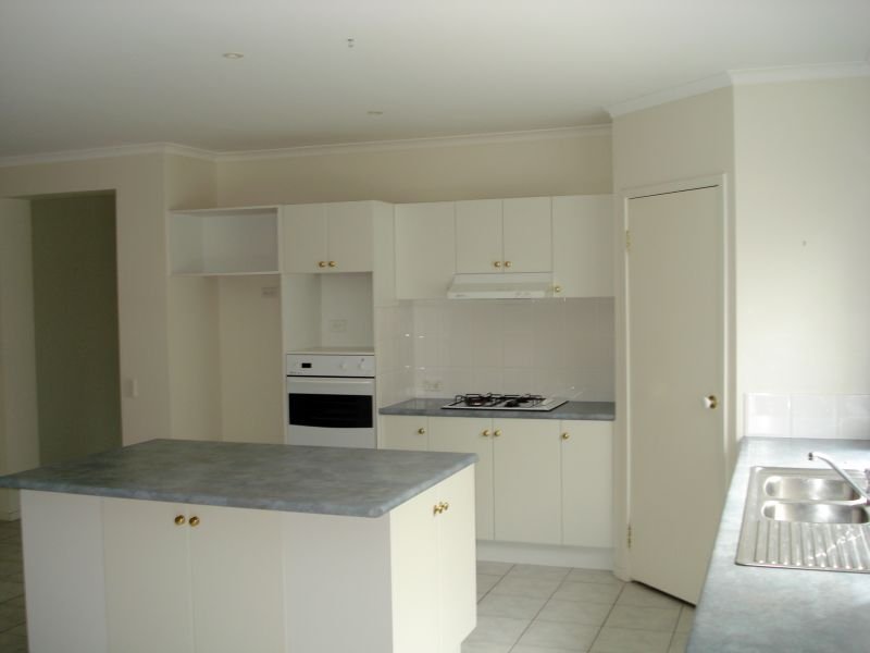 Spacious Family Home in Alfredton Picture 3