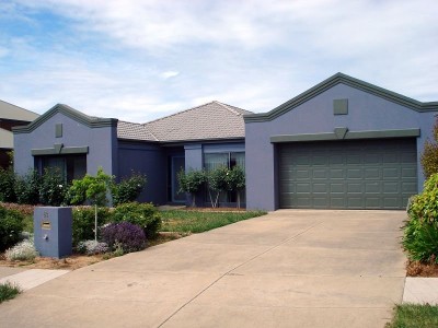 Spacious Family Home in Alfredton Picture