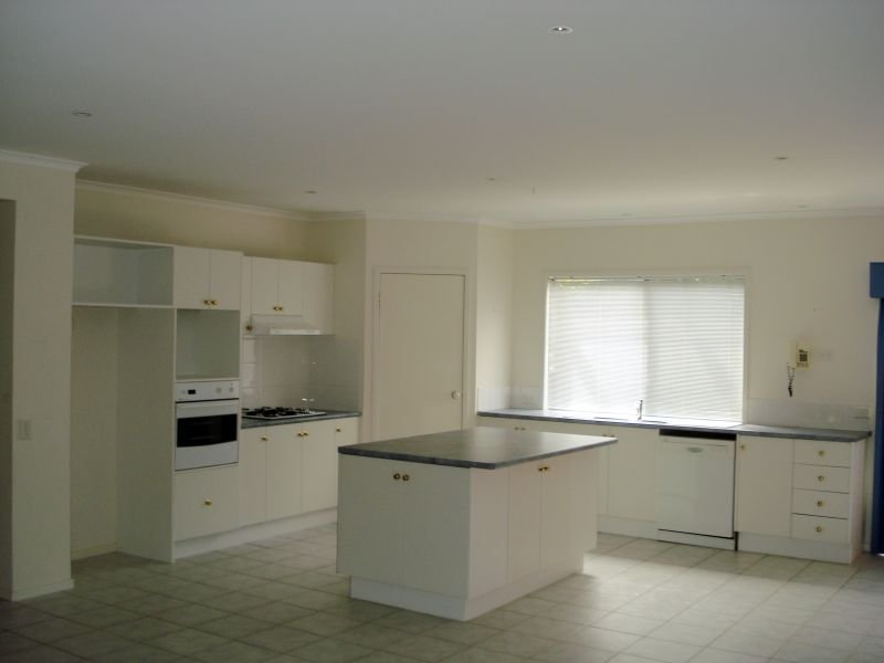 Spacious Family Home in Alfredton Picture 2