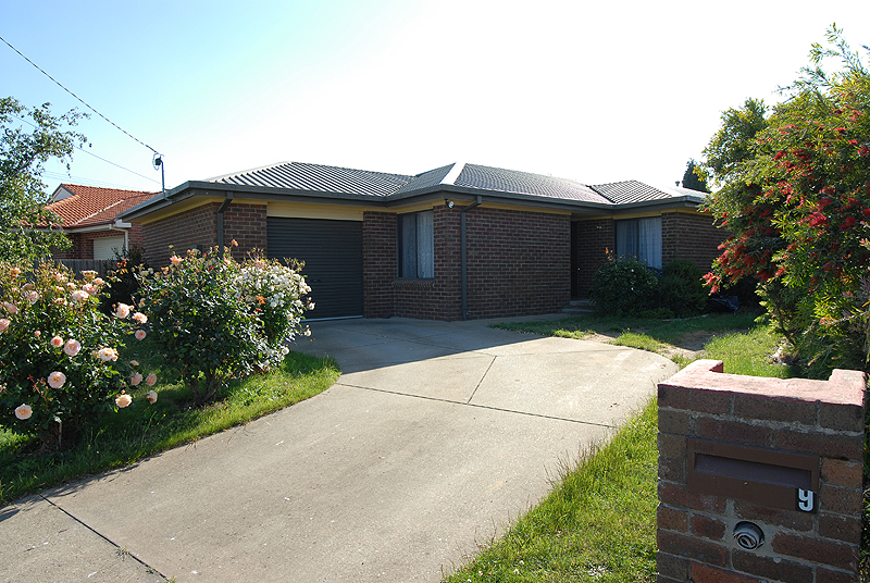 Bright and Spacious Family Home Picture 1