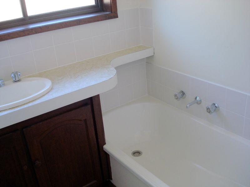 FAMILY HOME WITH GREAT SIZED YARD Picture 2