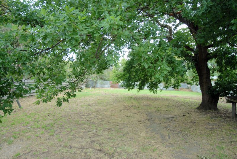 GREAT LOCATION CLOSE TO TOWN Picture 2