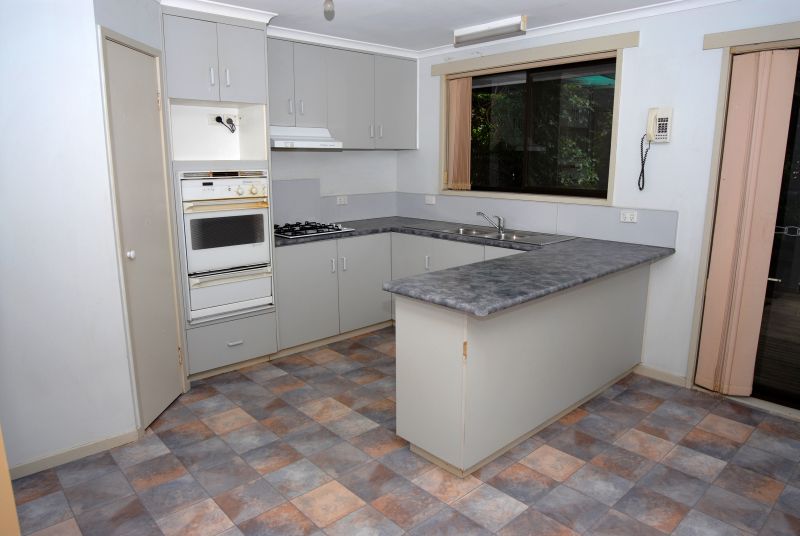 GREAT LOCATION CLOSE TO TOWN Picture 3