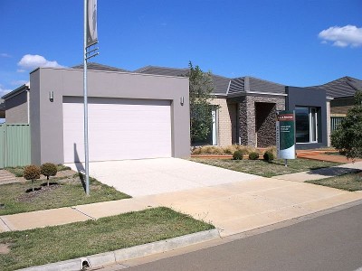 Luxurious Family Living with Loads of Space Picture