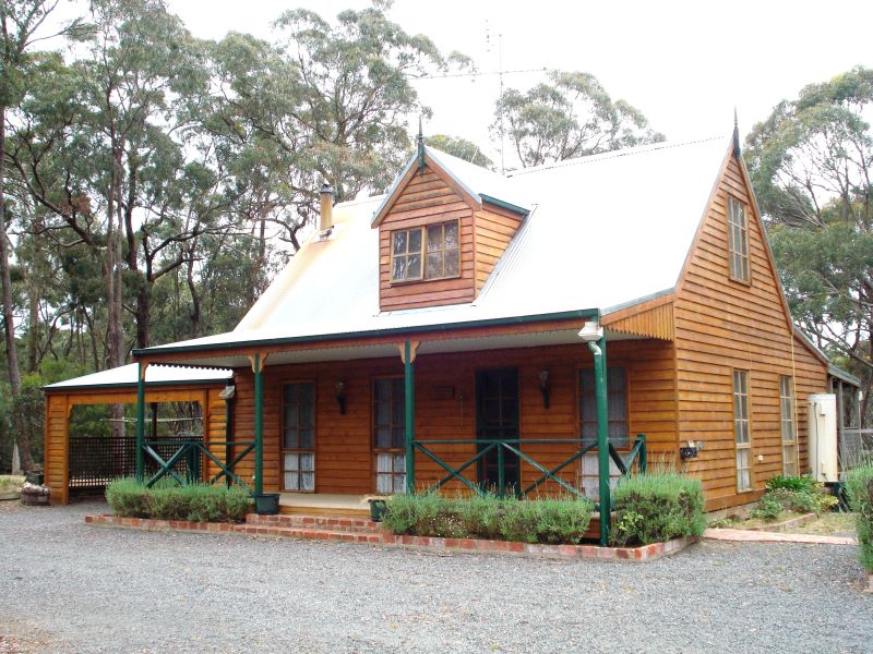 Beautiful Home in Harmony with Nature Picture 1