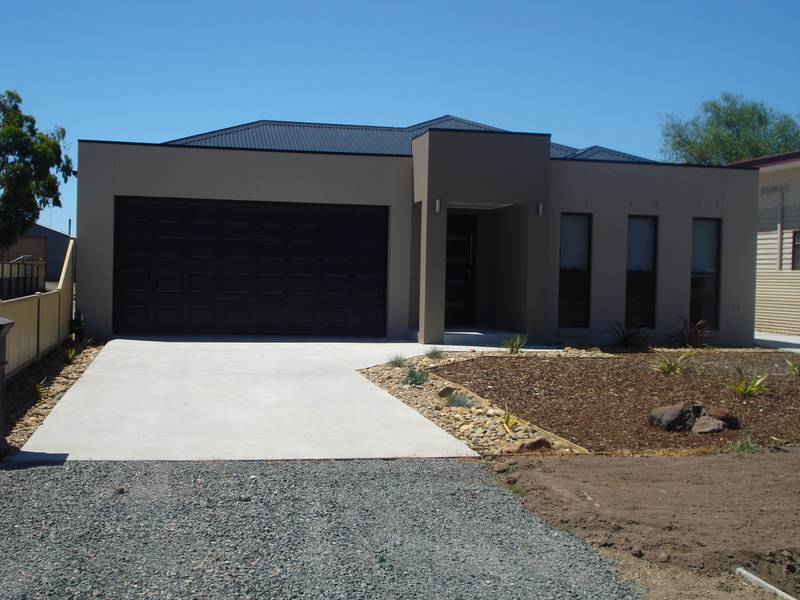 MODERN TWO BEDROOM TOWNHOUSE Picture