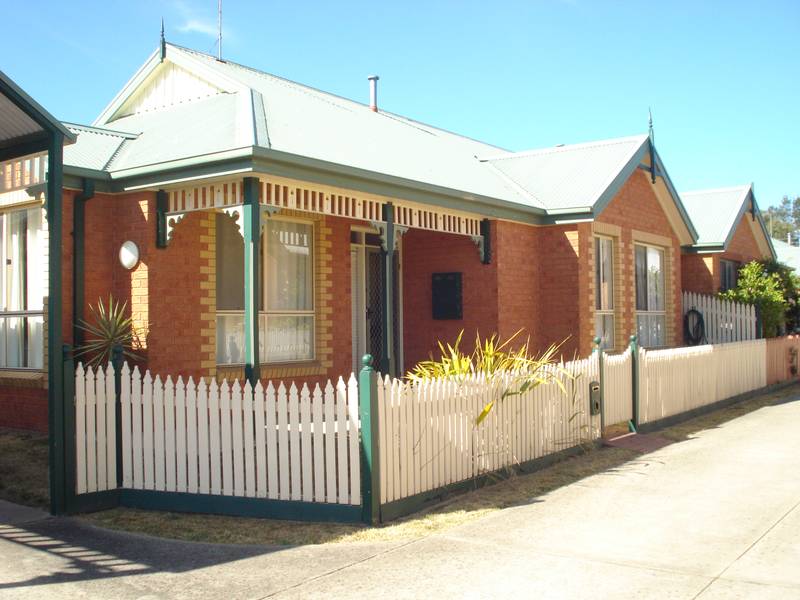 Modern and Imacculate Townhouse Picture 1