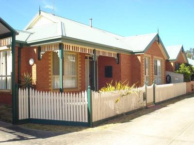 Modern and Imacculate Townhouse Picture Modern and Imacculate Townhouse Picture