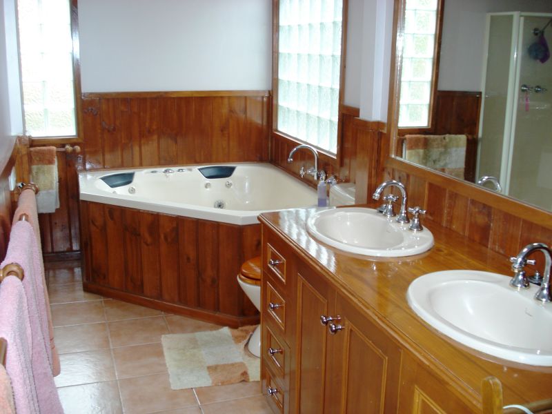 BEST VALUED FAMILY HOME IN GREAT LOCATION Picture 3