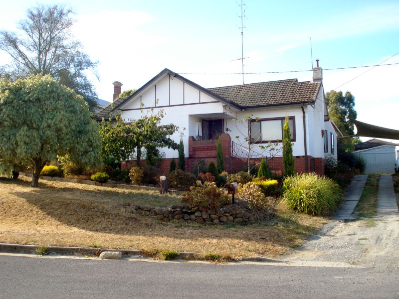 Four Bedrooms in a Good Location Picture 1