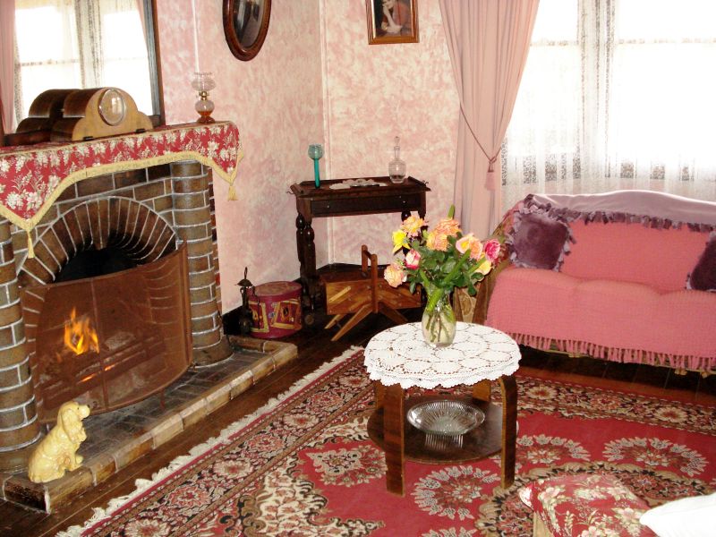 Large Home on Huge Allotment - 2300m2 (Approx) Picture 2