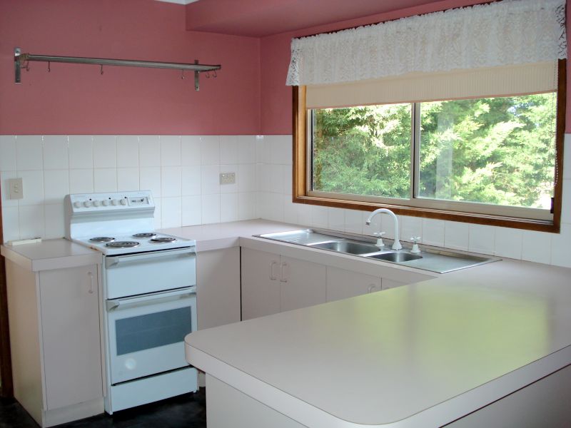 Immaculate Home On Quarter Acre With Swimming Pool Picture 3